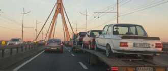 В Киеве заметили автовоз с редкими коллекционными BMW (ФОТО)