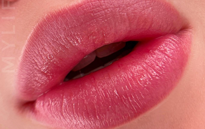 Делаем перманентный макияж губ в Киеве