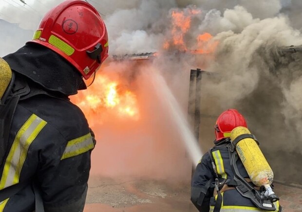 В Киеве масштабный пожар на проспекет Бандеры: фото, видео. 