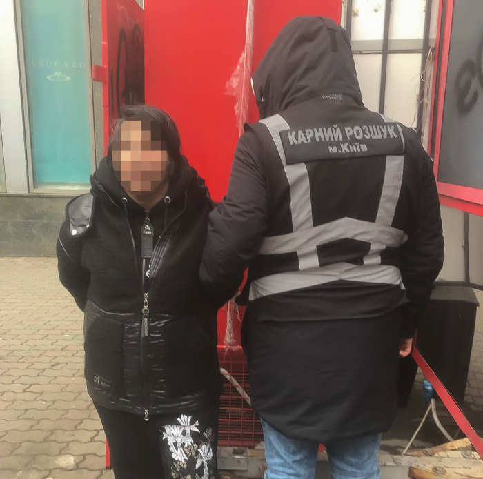 Возле метро ограбили киевлянку. Фото: Полиция Киева