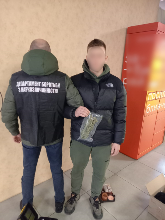 В Киевской области задержали юного драг-дилера. Фото: Полиция Киевской области