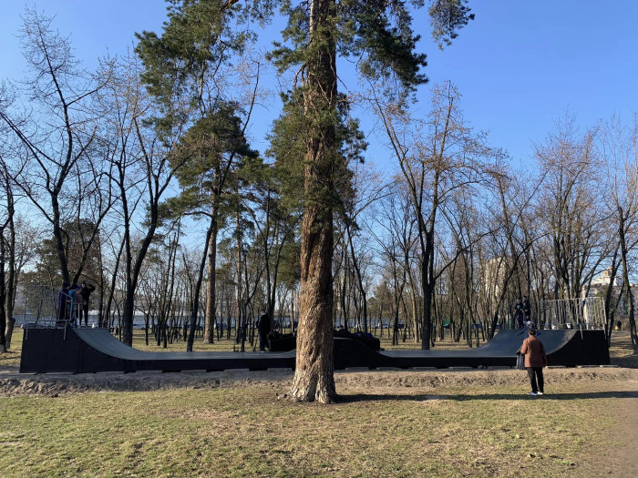 В Дарницком районе Киева в парке партизанской славы установили скейт-парк.