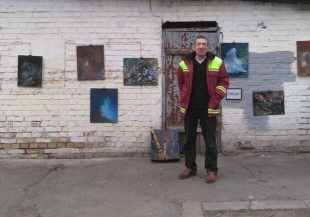 Уникальный дворник-художник из Киева выставляет свои работы рядом с мусорными баками. 