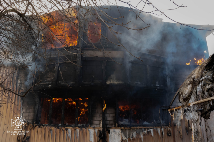 В Киеве после взрыва начался пожар. Фото: ГУ ГСЧС в Киеве