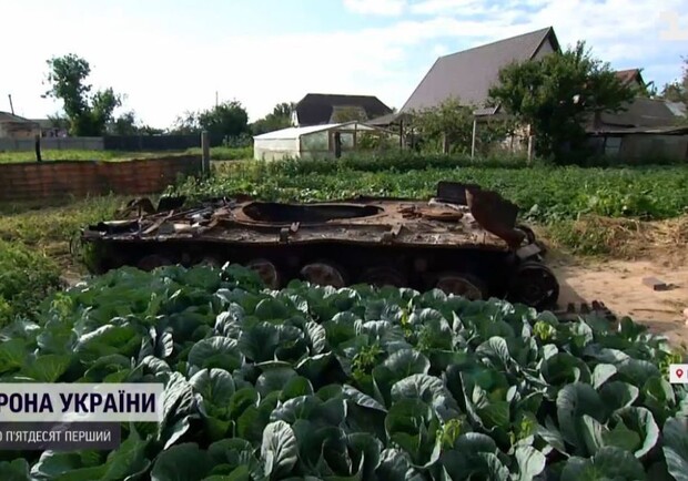 На огороде одного из домов на Киевщине до сих пор стоит танк оккупантов. 