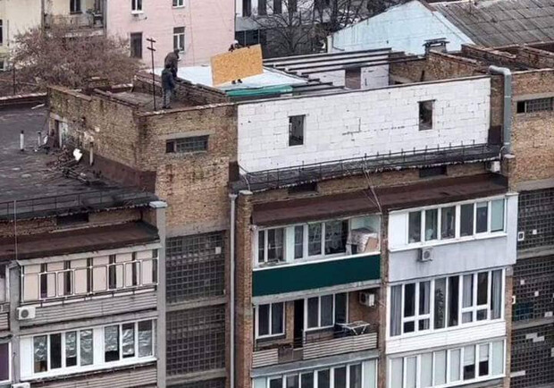 В Киеве неизвестные построили целый этаж на крыше многоквартирного дома. 
