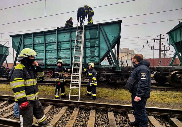 При попытке сделать фото на крыше вагона погиб подросток в Вишневом. 