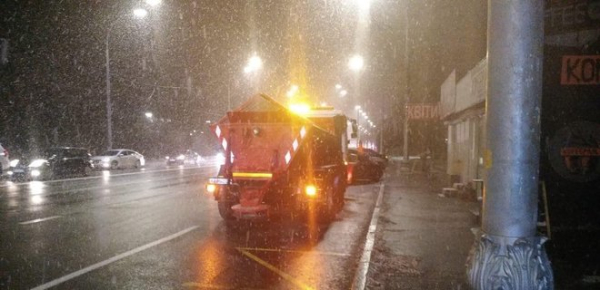 
В Киеве штормовая погода: залповые снегопады, сильный ветер и гроза – видео 