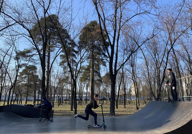 В Киеве в парке Партизанской славы установили скейтпарк: фото. 