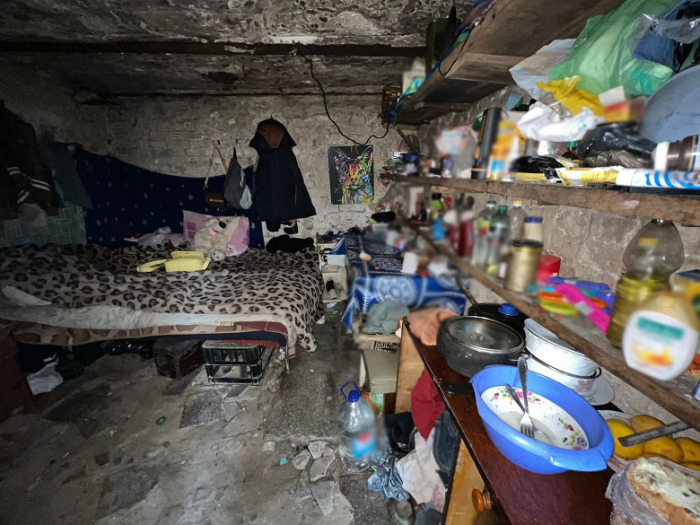 Мать с младенцем жили в заброшенной землянке. Фото: Полиция Киева 