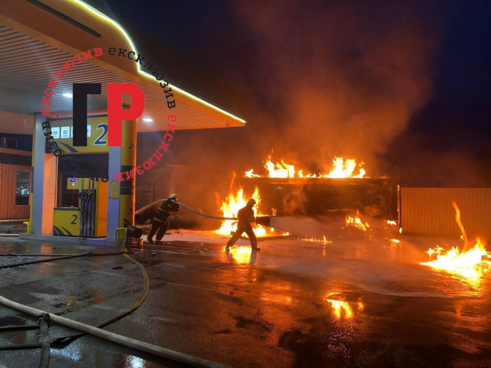 В Борисполе на АЗС произошел мощный пожар: загорелся бензовоз.