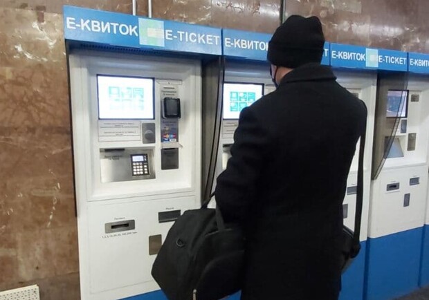 В Киеве на станциях метро не работают автоматы самообслуживания. 