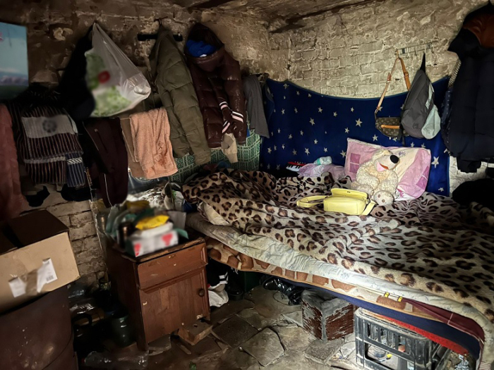 Мать с младенцем жили в заброшенной землянке. Фото: Полиция Киева