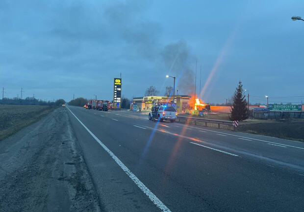 В Борисполе на АЗС произошел мощный пожар: загорелся бензовоз. 