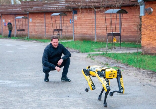 В Киеве появились роботы-собаки - видео. 