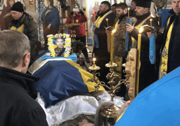 В Черновицкой области представители УПЦ не пускали в храм верующих отпеть погибшего воина. 