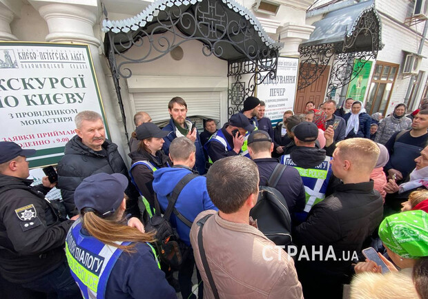 В Киево-Печерской лавре верующие УПЦ блокировали работу комиссии Минкульта. 