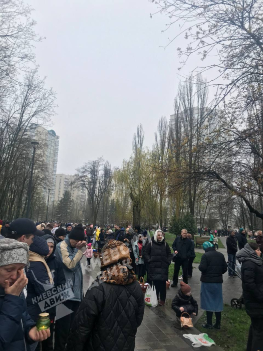 В Киеве возле церквей образовались огромные очереди верующих.