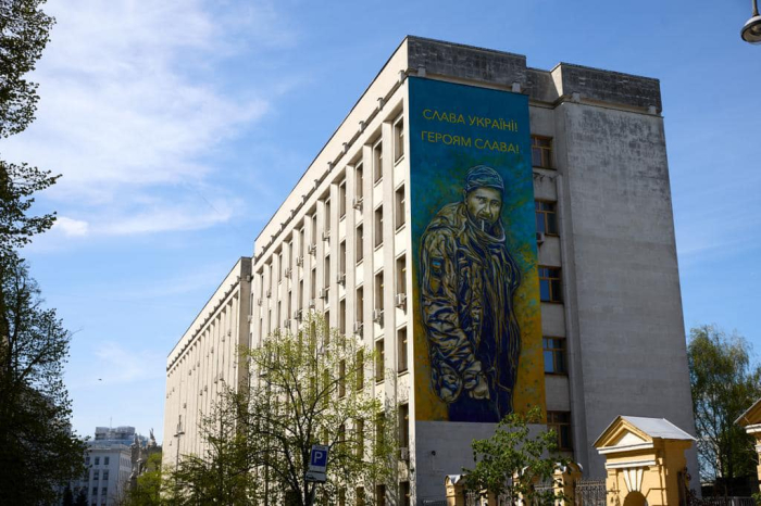 В центре Киева появился мурал с надписью 