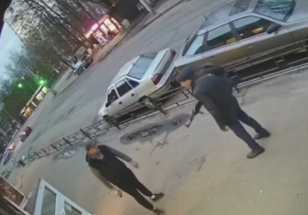 На Соломенке мужчина стрелял из автомата по магазину: его задержали. 