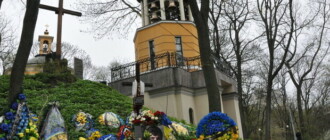 В память погибшего героя Украины Да Винчи собрались люди на Аскольдовой могиле