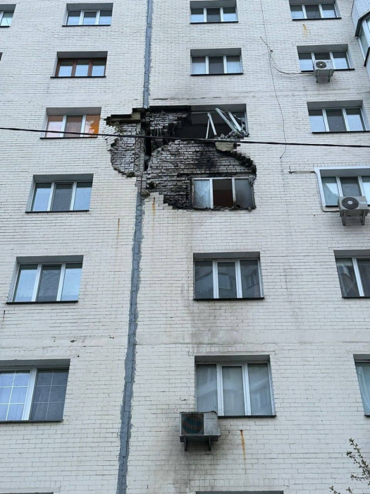 Поврежденный обломком ракеты дом в городе Украинка Киевской области.