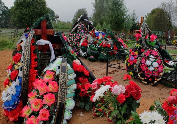 В одном из населенных пунктов на Киевщине запретили использовать на кладбищах искусственные цветы. 