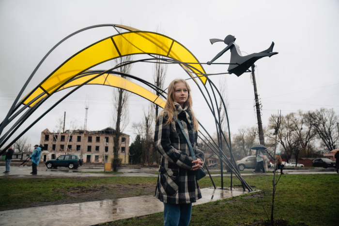 В Бородянке в честь годовщины деоккупации Киевщины установили трогательную скульптуру.