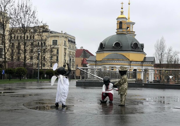 В Киеве скульптуры малышей-основателей переодели в Пасху: фото. 