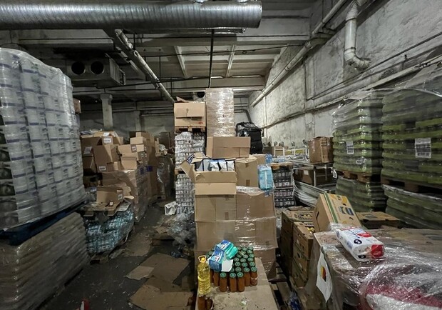 В Киеве на складе нашли 350 тонн гуманитарной помощи, которая лежала без дела и даже начала портиться. 