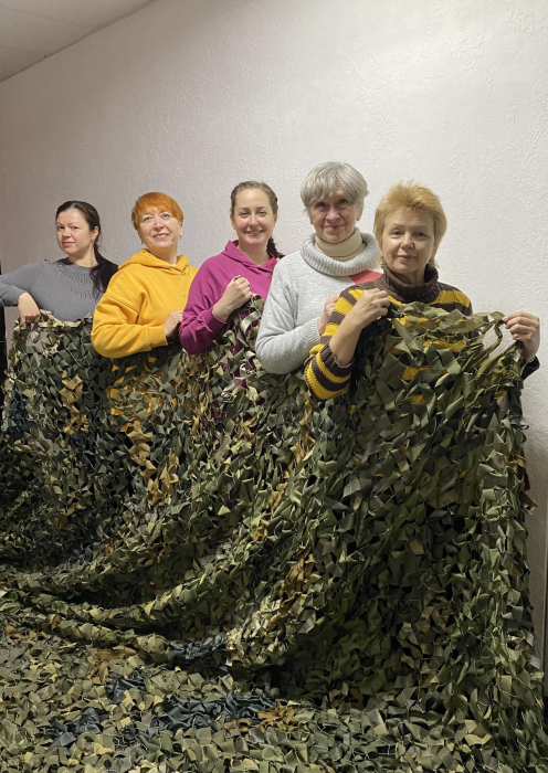 В Киеве ищут волонтеров для плетения маскировочных сеток для ВСУ.