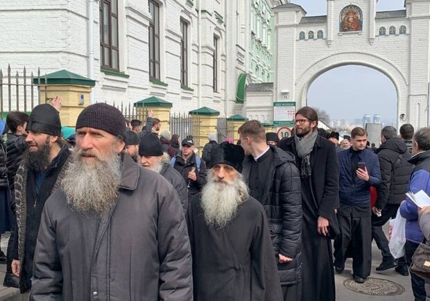 Под Лаврой сегодня проходил митинг против "московских попов" - видео. 