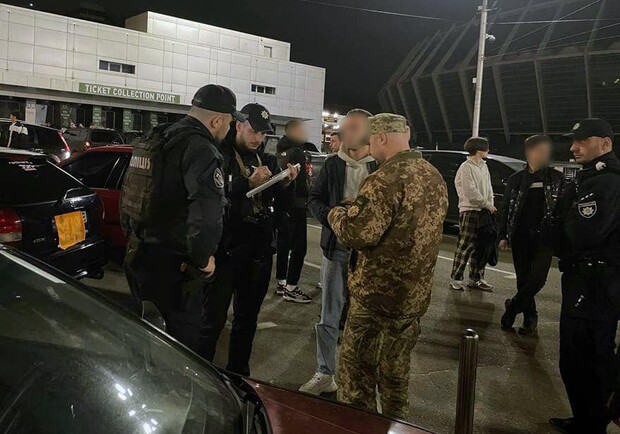 Представители военкомата вручали повестки мужчинам около метро "Дворец Спорта". 