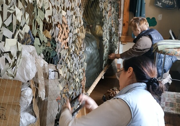 В Киеве ищут волонтеров для плетения маскировочных сеток для ВСУ. 