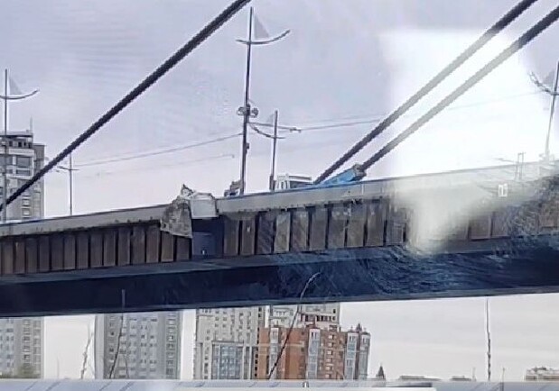 В Киеве с Северного моста в воду упал МАФ: видео 