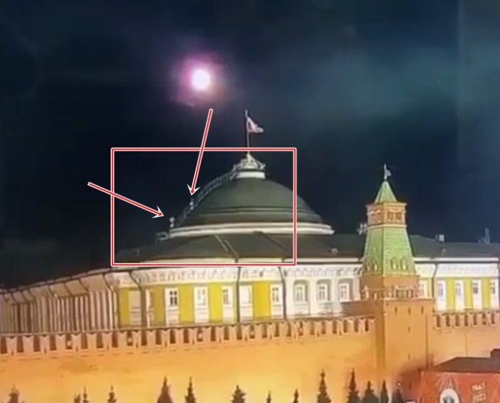 В момент взрыва на крыше Сенатского дворца в Кремле видно двух человек.