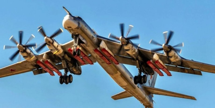 Самолет Ту-95 с ракетами х-101, фото
