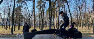 Драка на скейтпарке в Киеве: мужчина избил двух подростков (фото)