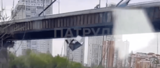 Плохо закрепили трос: в Киеве с моста упал в реку Днепр металлический бокс (видео)