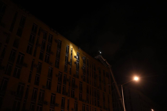 Спасатели показали последствия ночной атаки на Киев.