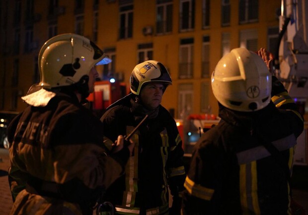 Спасатели показали последствия ночной атаки на Киев. 