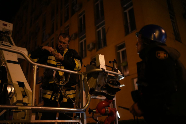 
Ночная атака "шахедов" на Киев. Спасатели показали дом, на который упали обломки – фото 