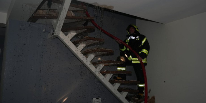 пожар, последствия атаки, лестница, пожарный, разрушения Киев