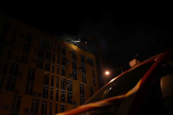 
Ночная атака "шахедов" на Киев. Спасатели показали дом, на который упали обломки – фото 