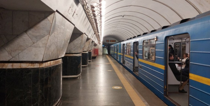 киевское метро, поезд, вагоны, метро, станция метро