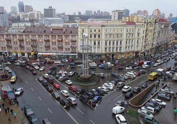 На одной из главных площадей Киева демонтируют конструкцию с футбольным мячом. 