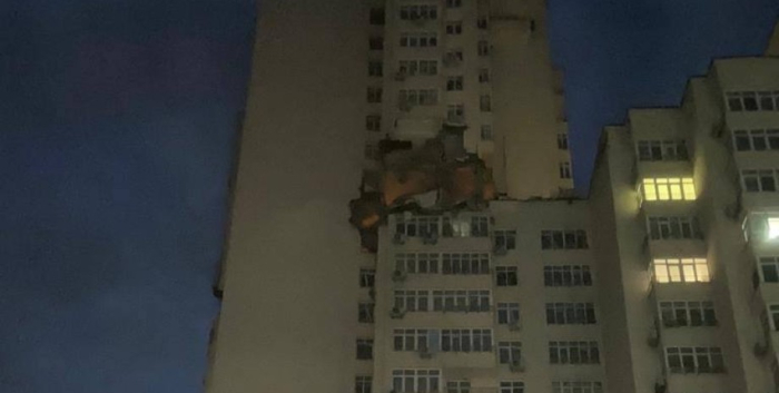 Повреждение многоэтажки в Киеве, фото