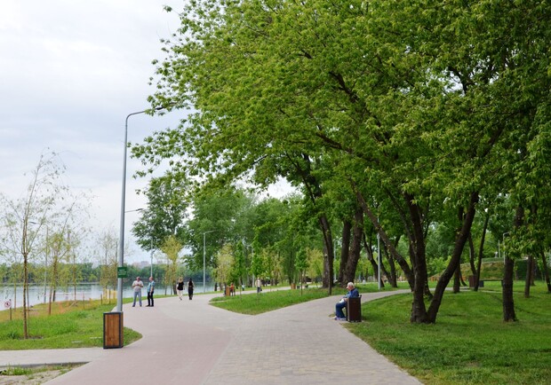Подходит к концу реконструкция парка "Прибрежный" в Дарницком районе. 