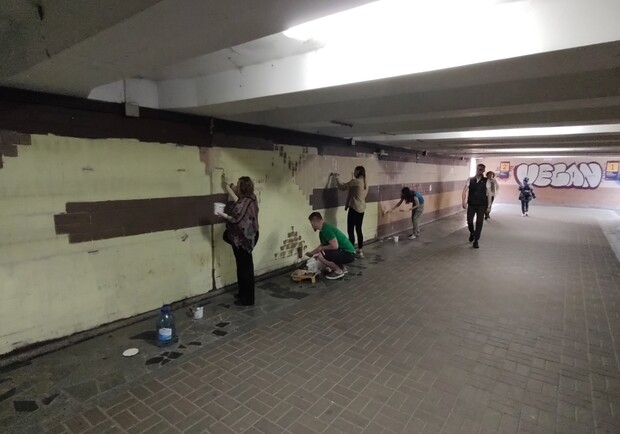 Жители Киева сами перекрасили подземный переход в другой цвет. 