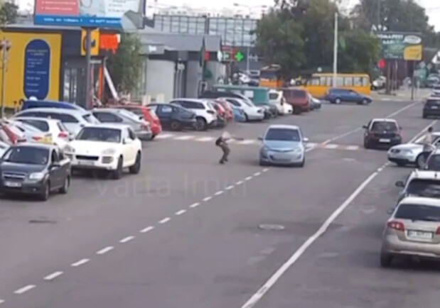 В Киевской области мужчина выбежал на дорогу и прыгнул на машину 